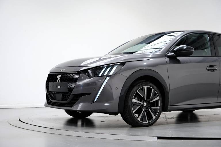 PEUGEOT 208 57