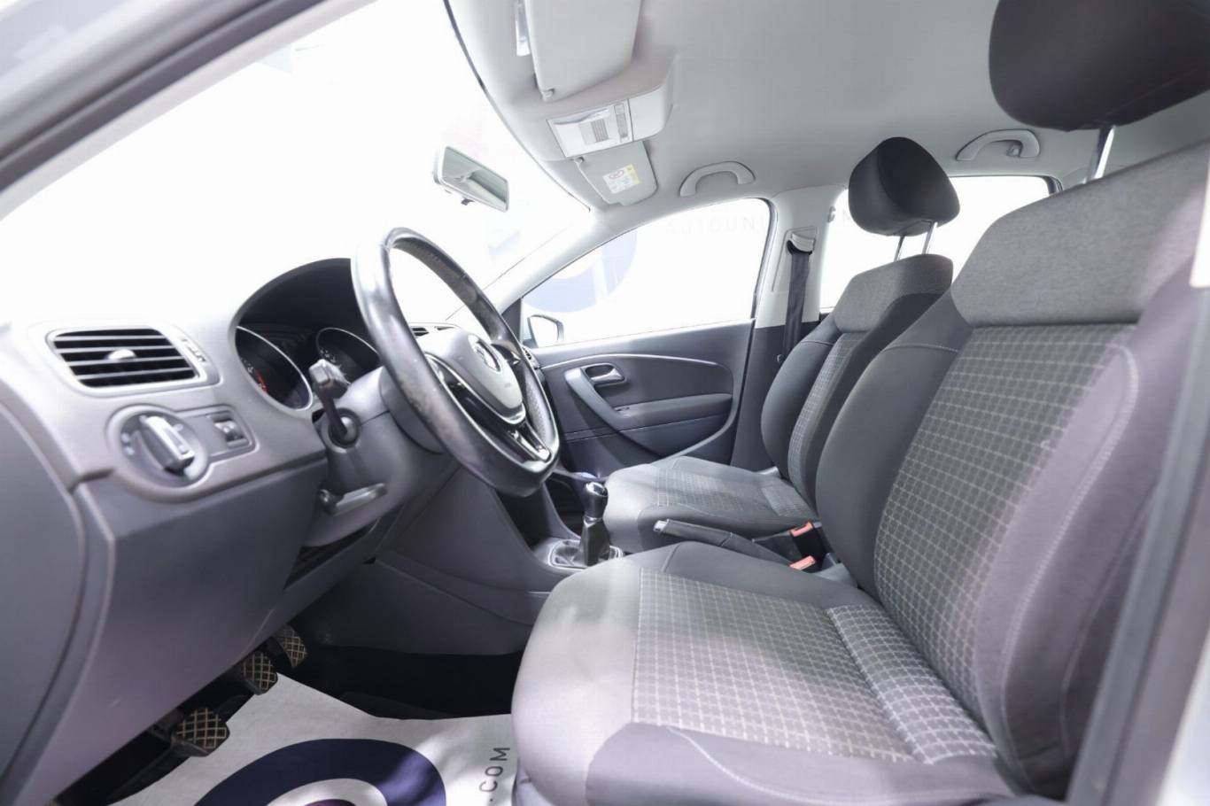 VOLKSWAGEN Polo 19