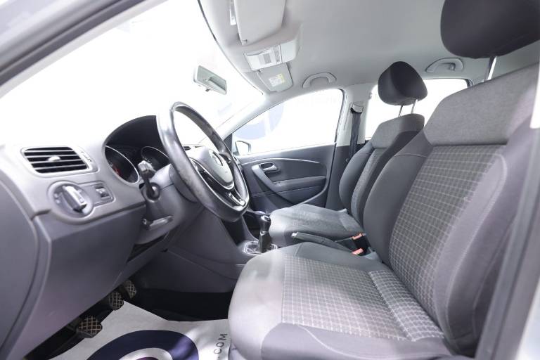 VOLKSWAGEN Polo 19
