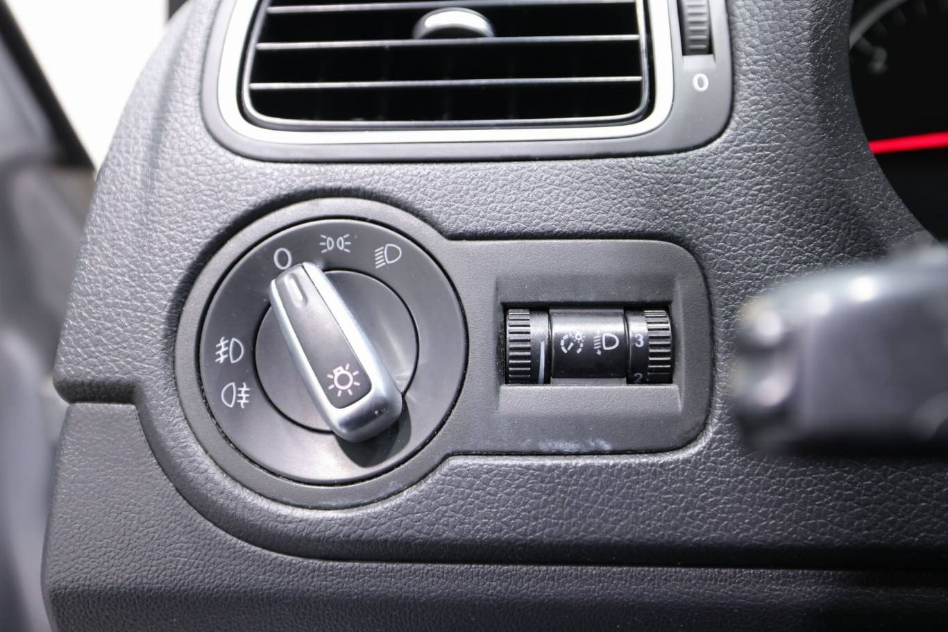 VOLKSWAGEN Polo 24