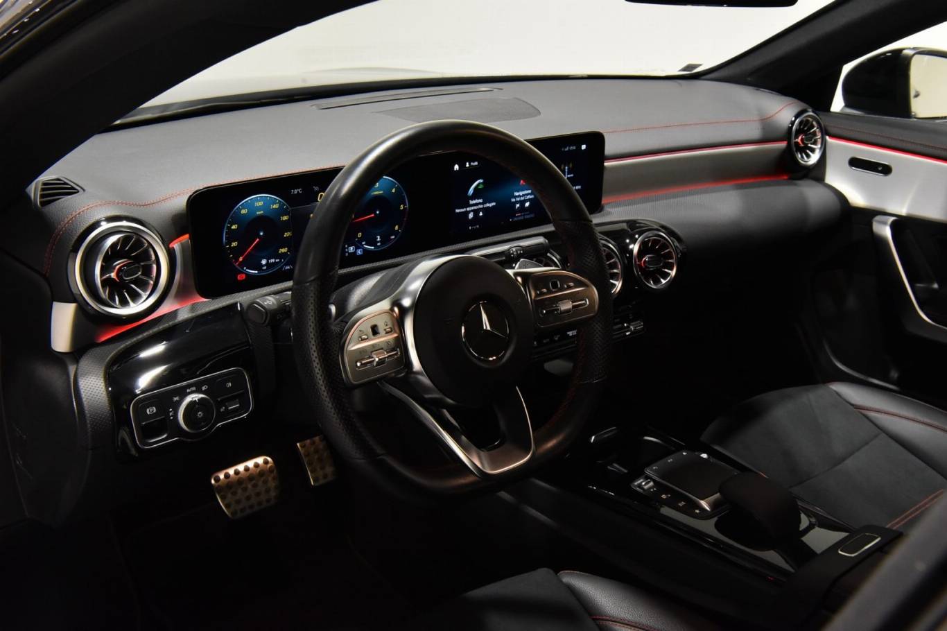 MERCEDES-BENZ CLA 200 2