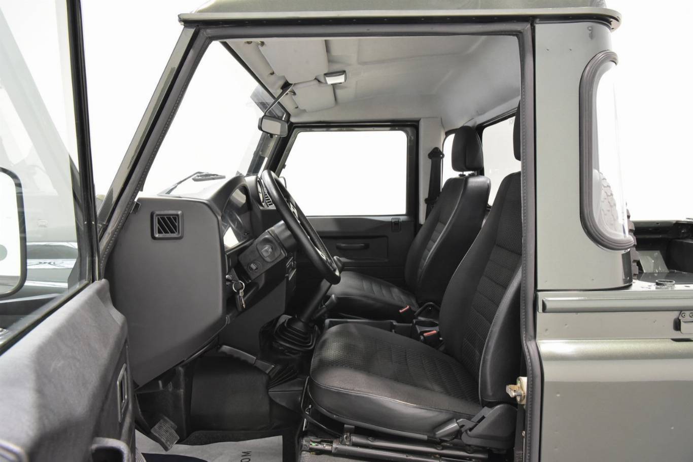 LAND ROVER Defender 18