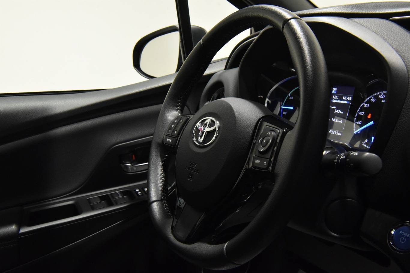 TOYOTA Yaris 23