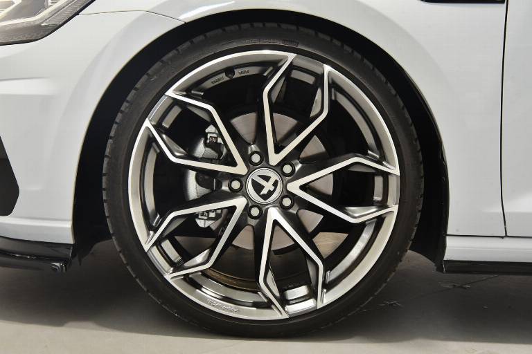 VOLKSWAGEN Golf 36