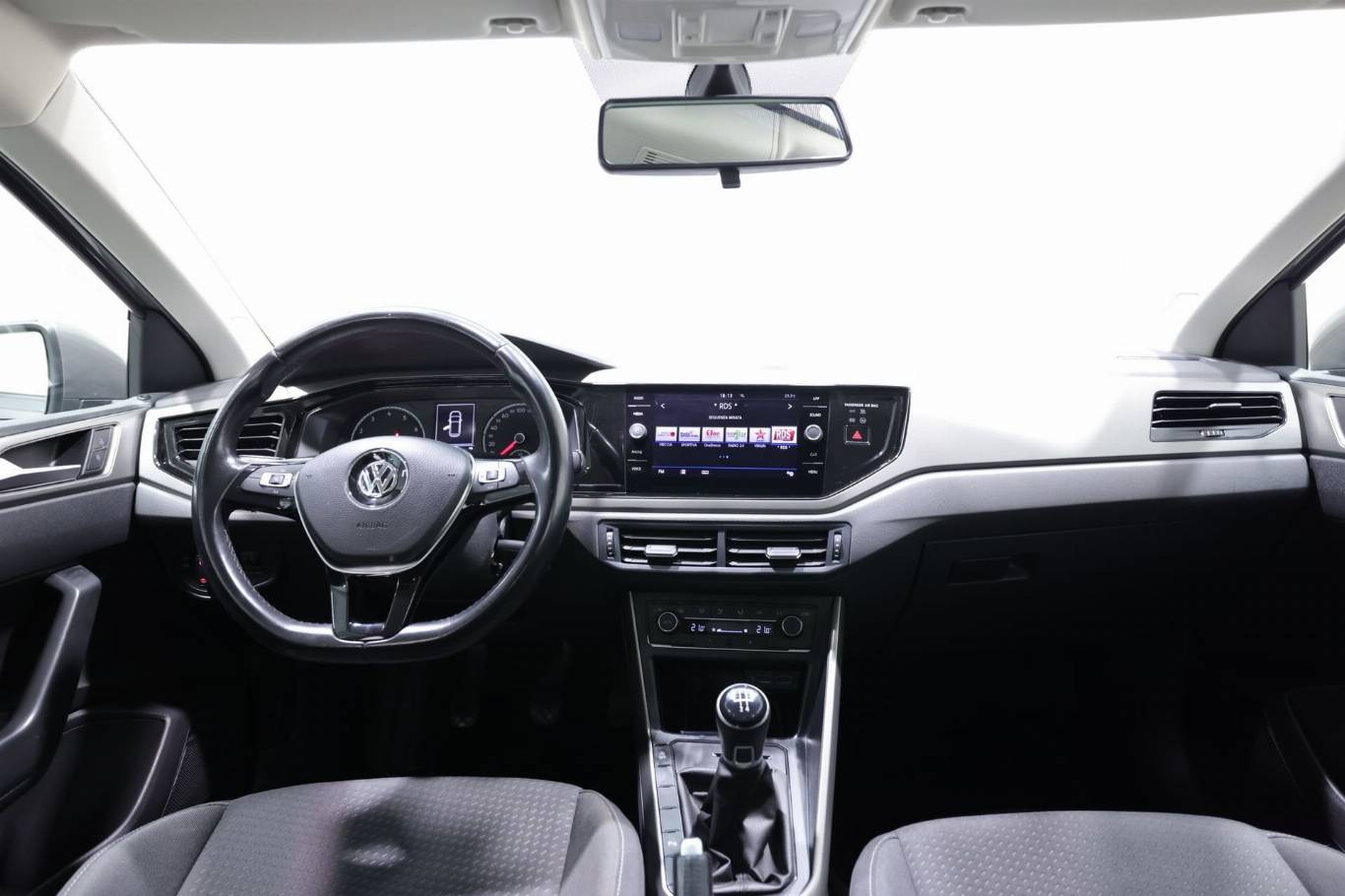 VOLKSWAGEN Polo 33