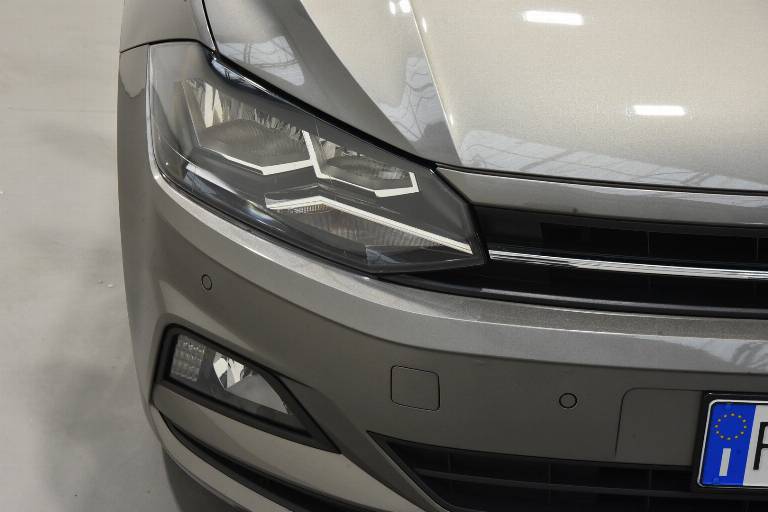 VOLKSWAGEN Polo 17