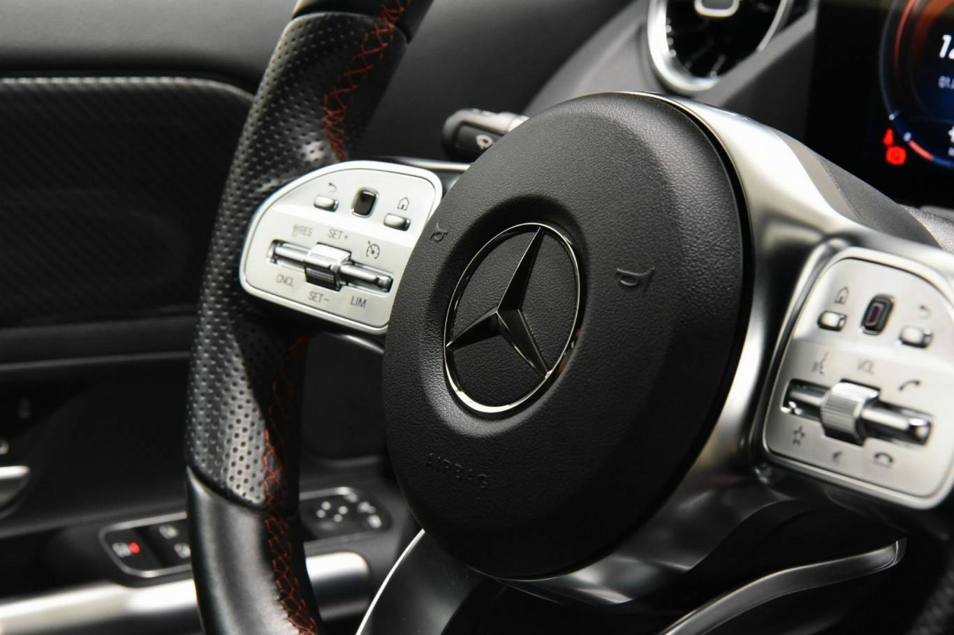 MERCEDES-BENZ GLA 200 28