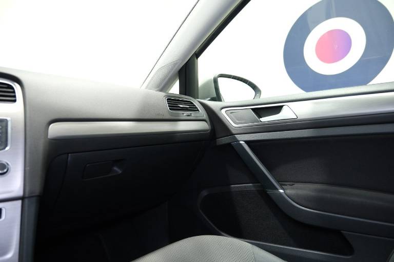 VOLKSWAGEN Golf 31