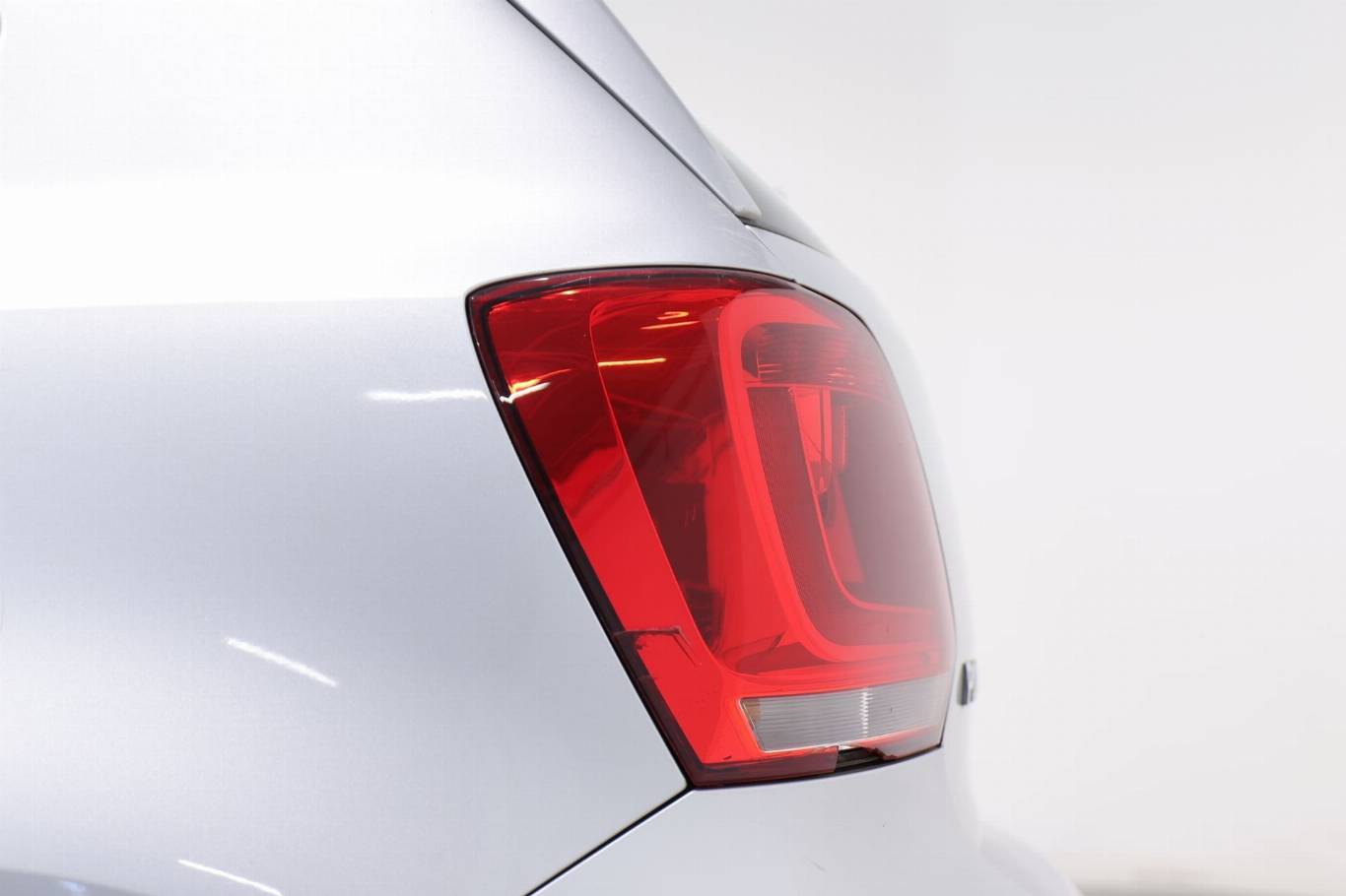 VOLKSWAGEN Polo 12