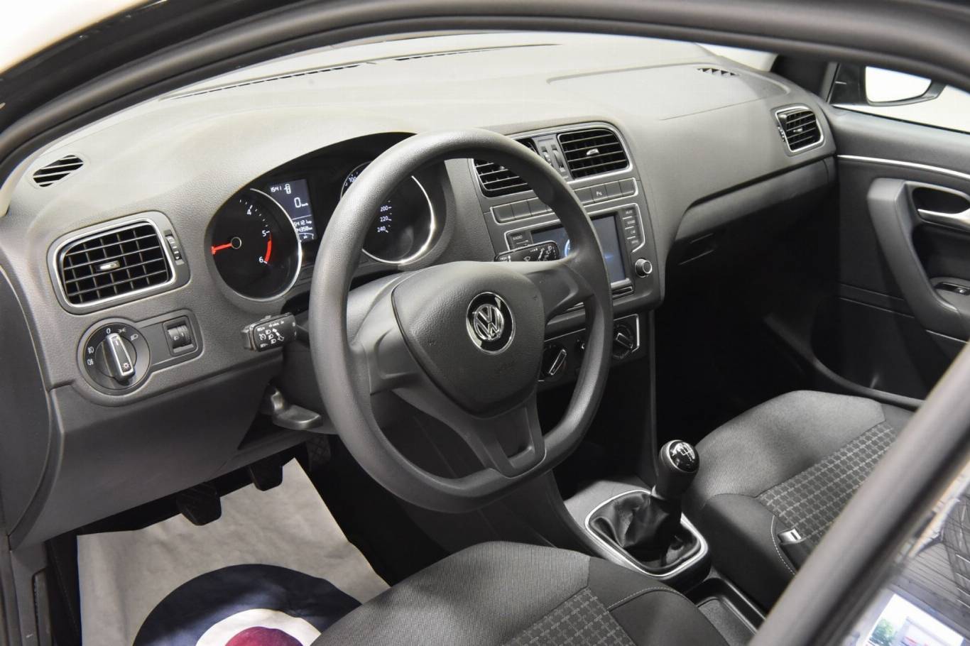 VOLKSWAGEN Polo 10