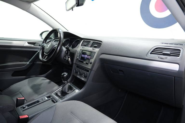 VOLKSWAGEN Golf 48