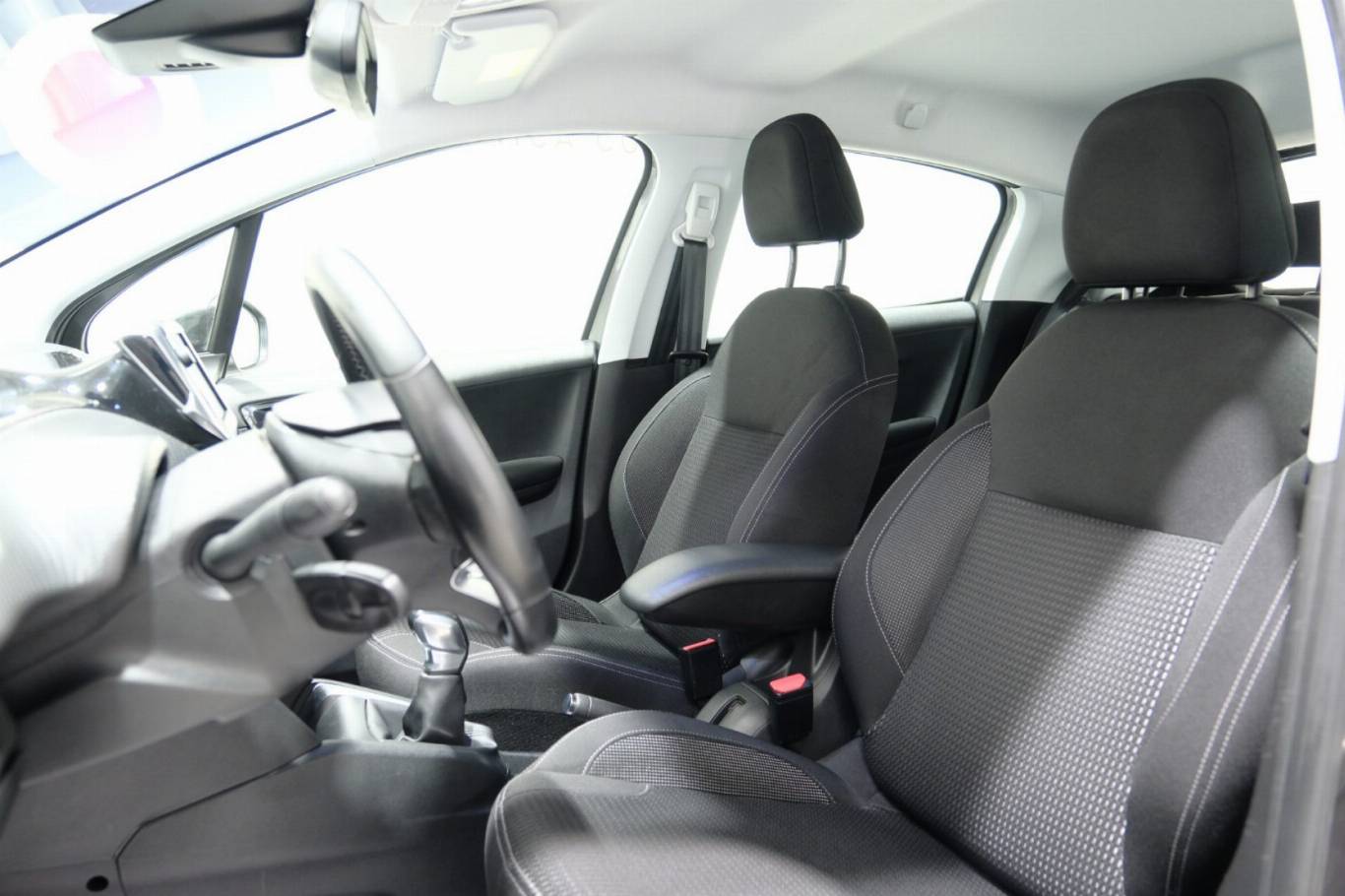 PEUGEOT 208 6