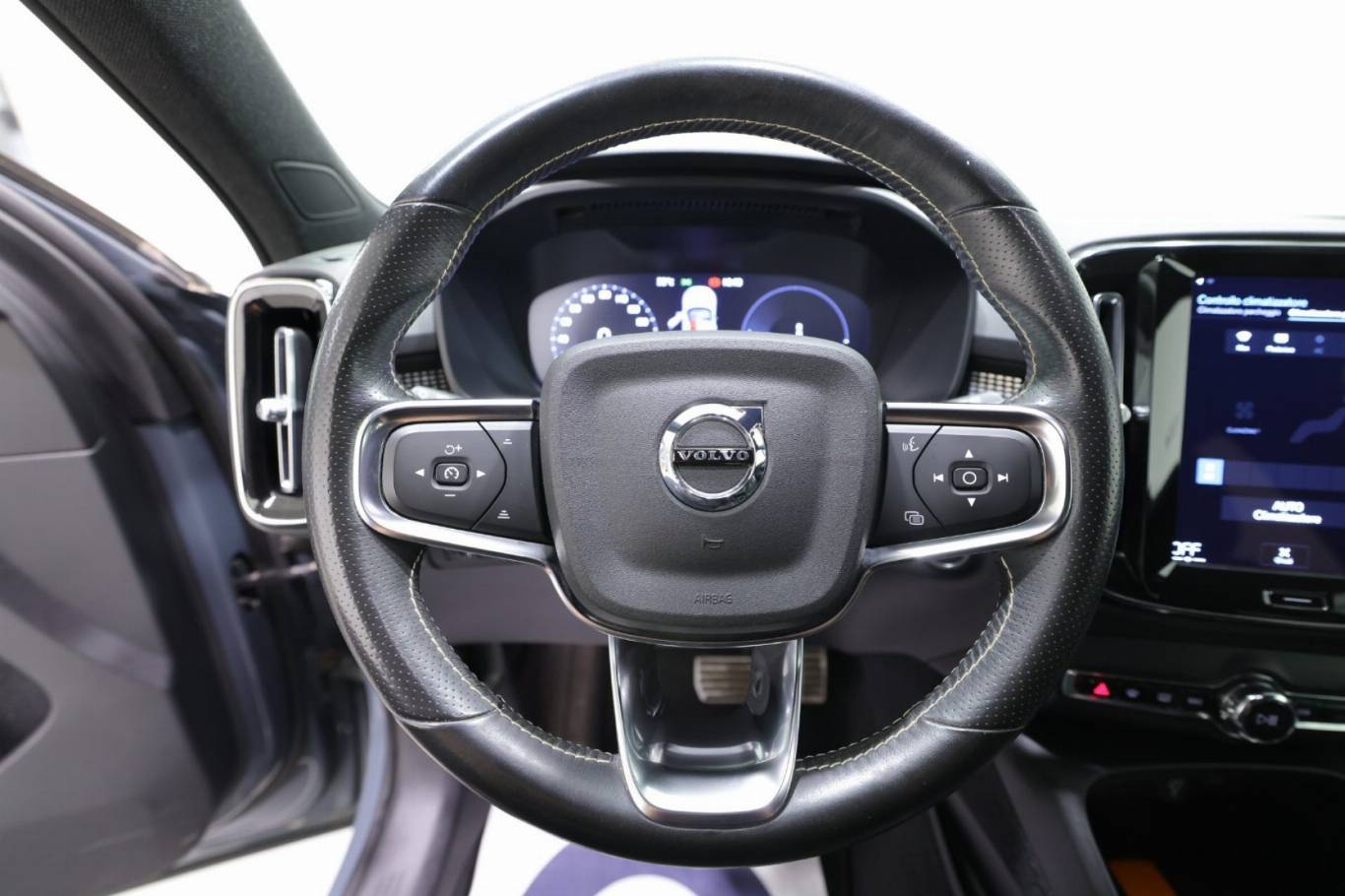 VOLVO XC40 7