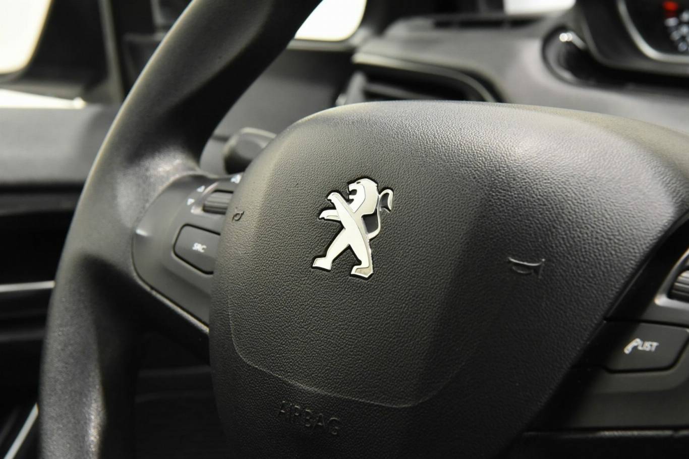 PEUGEOT 208 7