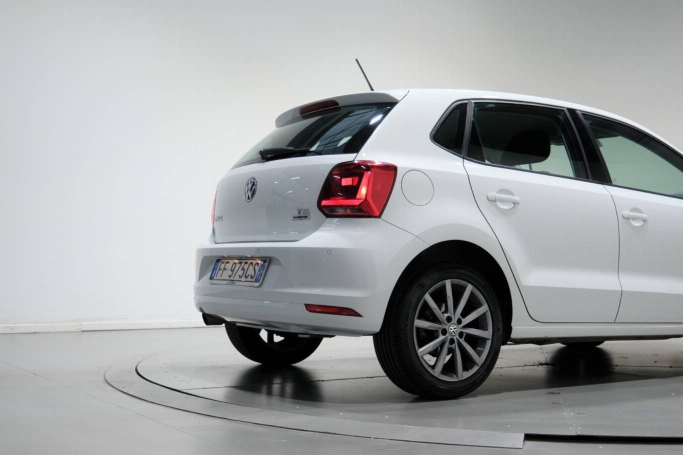 VOLKSWAGEN Polo 48