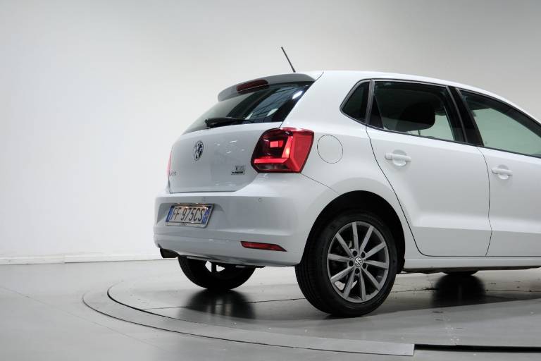 VOLKSWAGEN Polo 48
