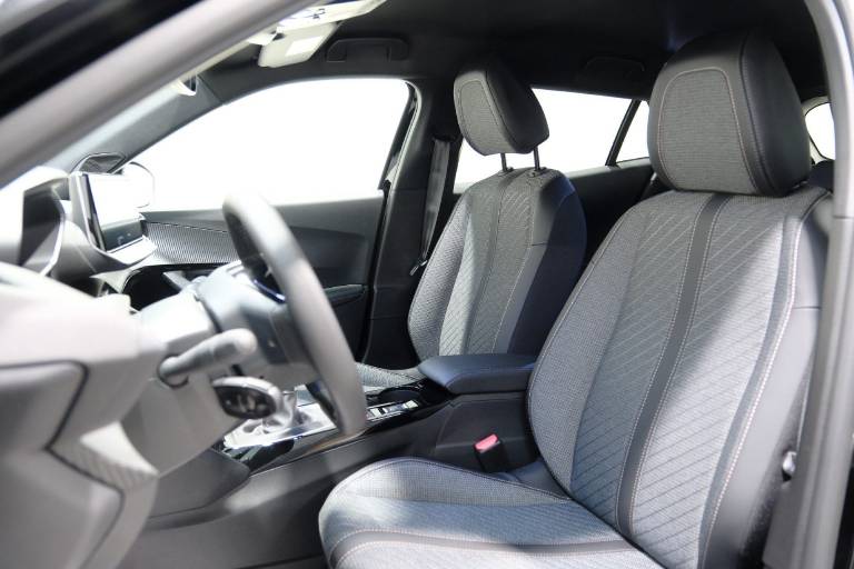PEUGEOT 2008 6