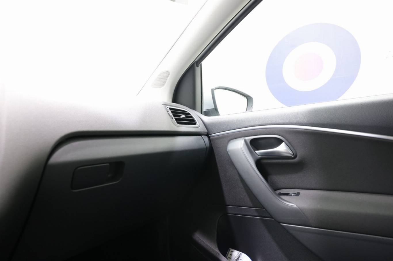 VOLKSWAGEN Polo 27
