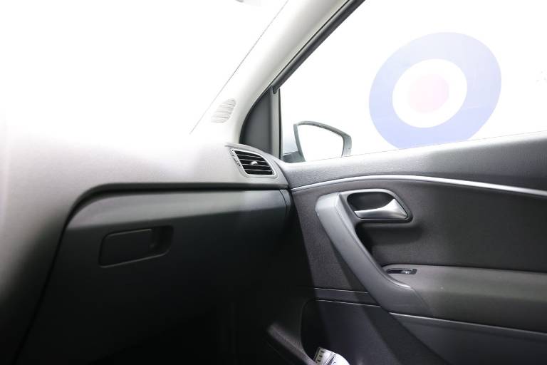 VOLKSWAGEN Polo 27
