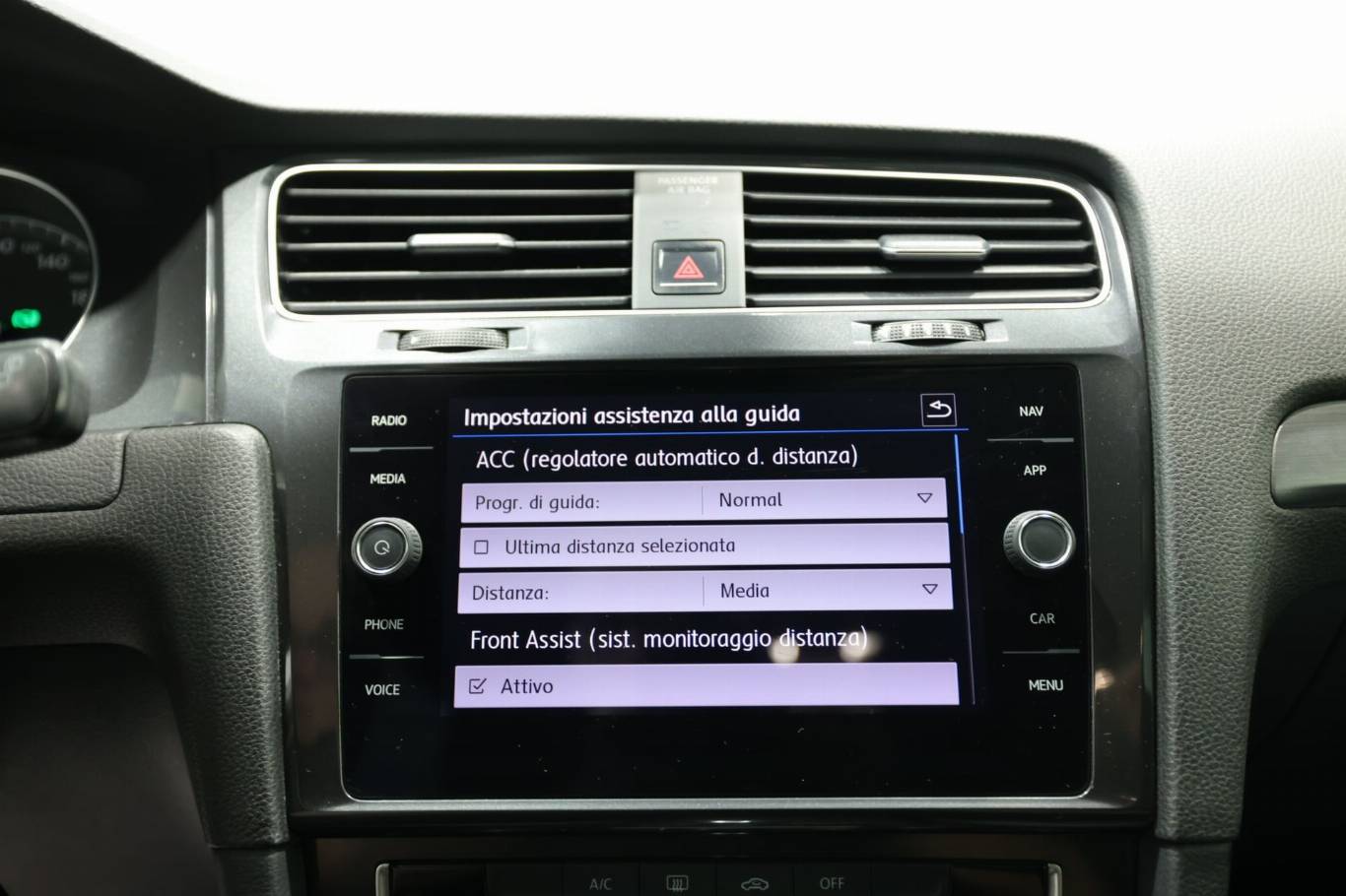 VOLKSWAGEN Golf 27