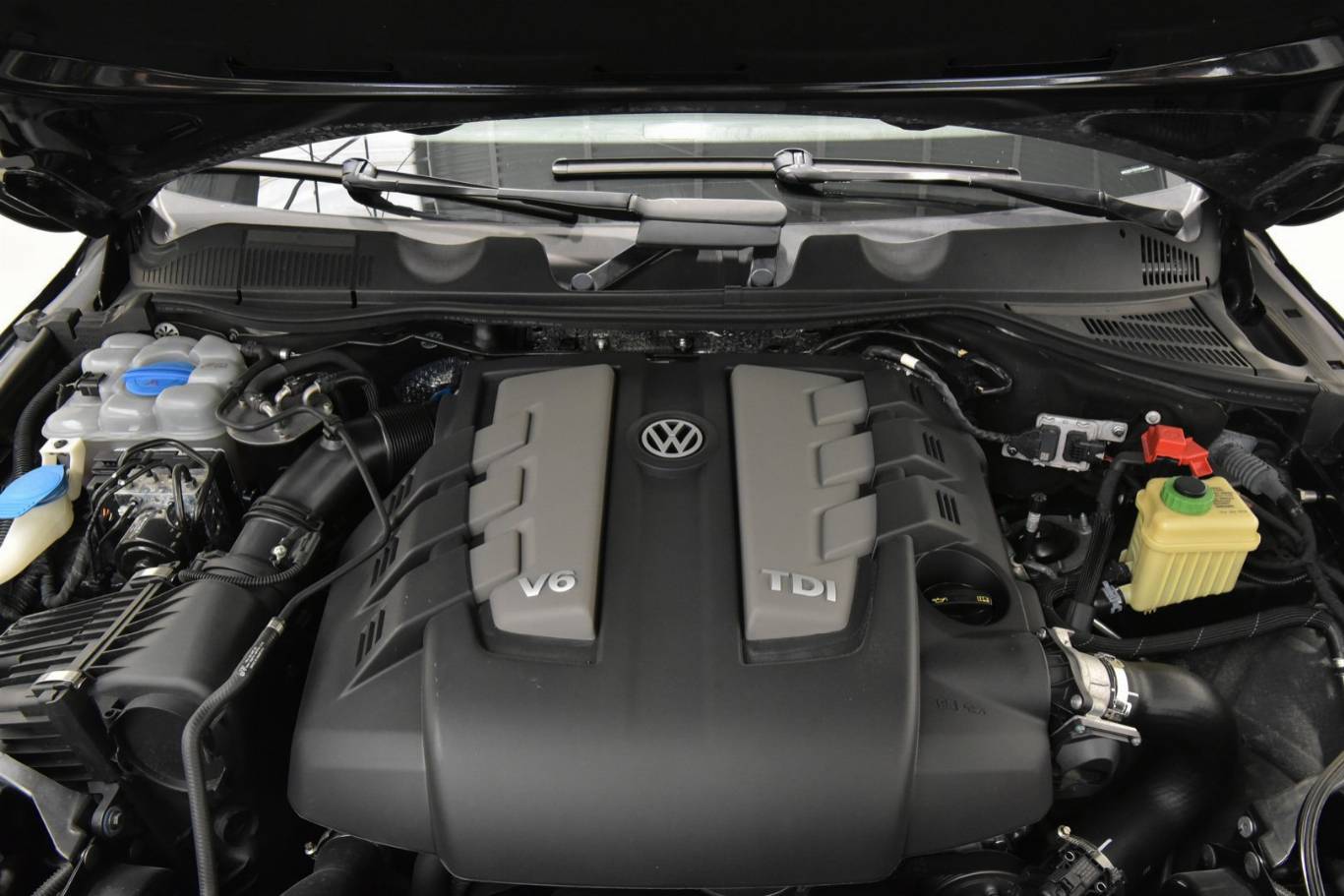 VOLKSWAGEN Touareg 12