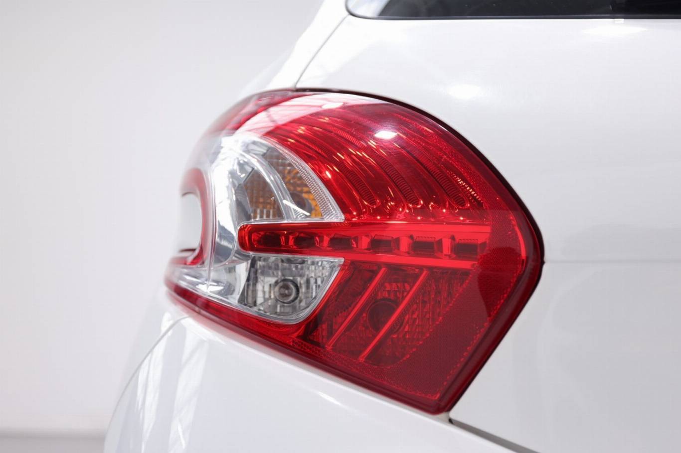 PEUGEOT 208 33