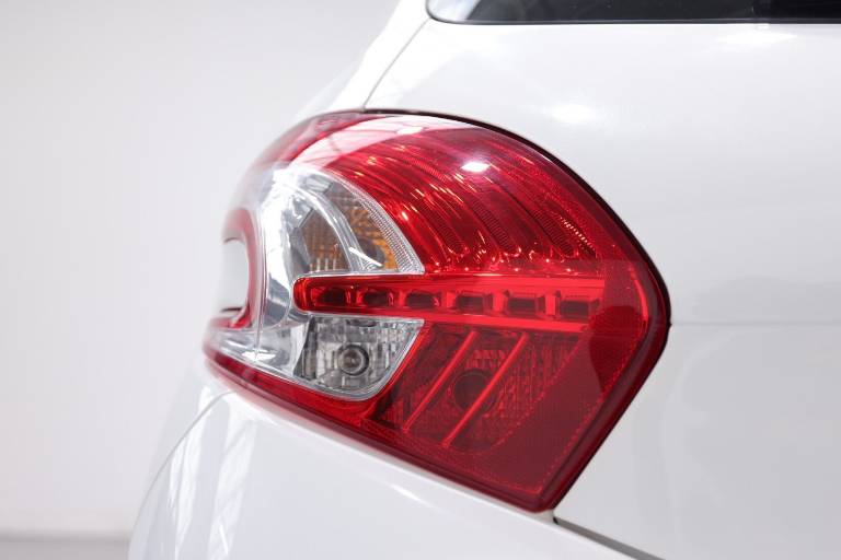 PEUGEOT 208 33