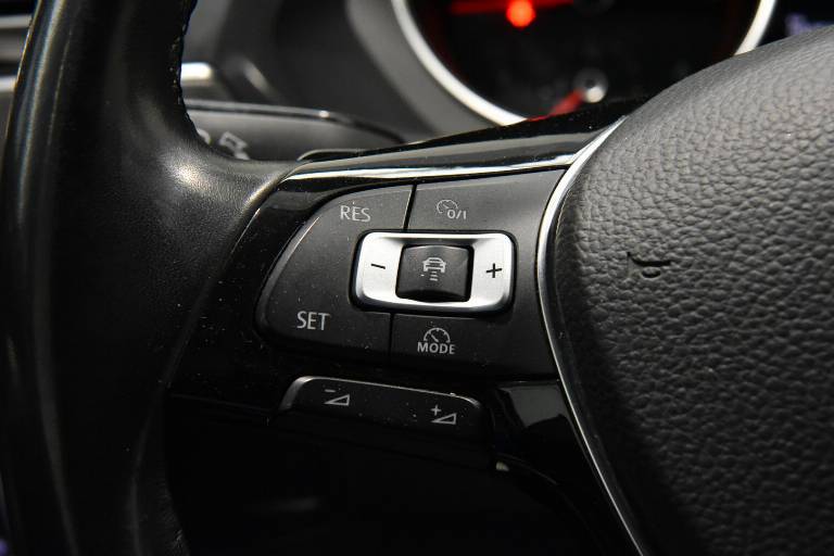 VOLKSWAGEN Tiguan 7