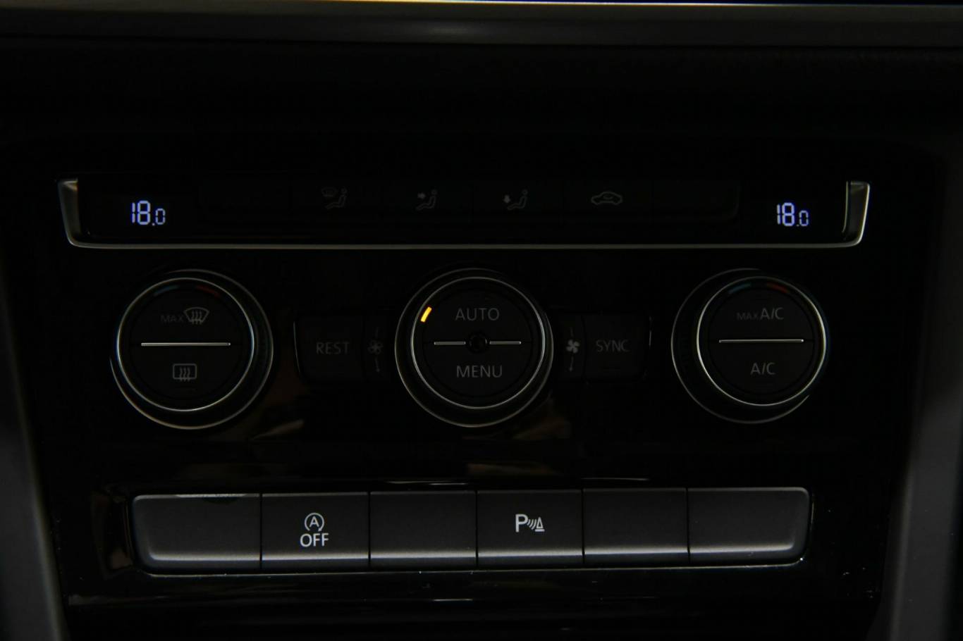 VOLKSWAGEN Touran 11