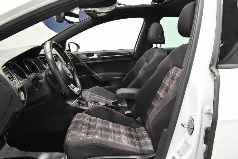 VOLKSWAGEN Golf GTI 4