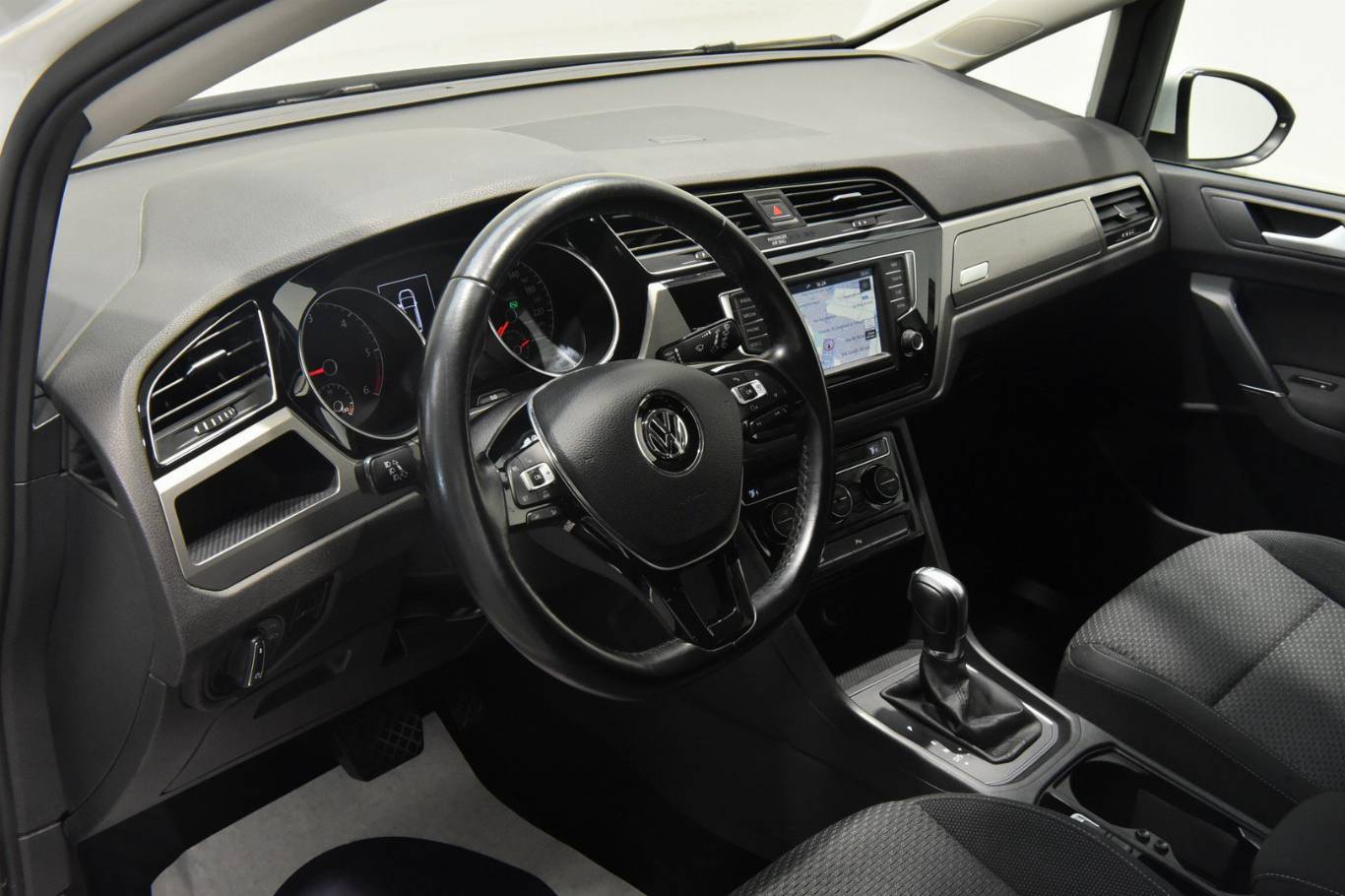 VOLKSWAGEN Touran 3