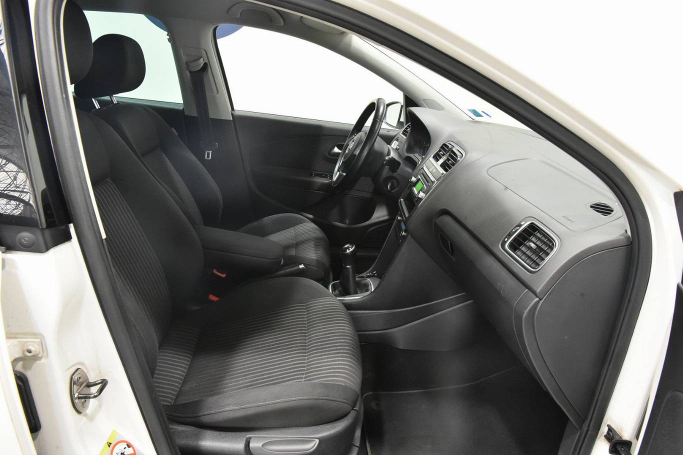 VOLKSWAGEN Polo 15