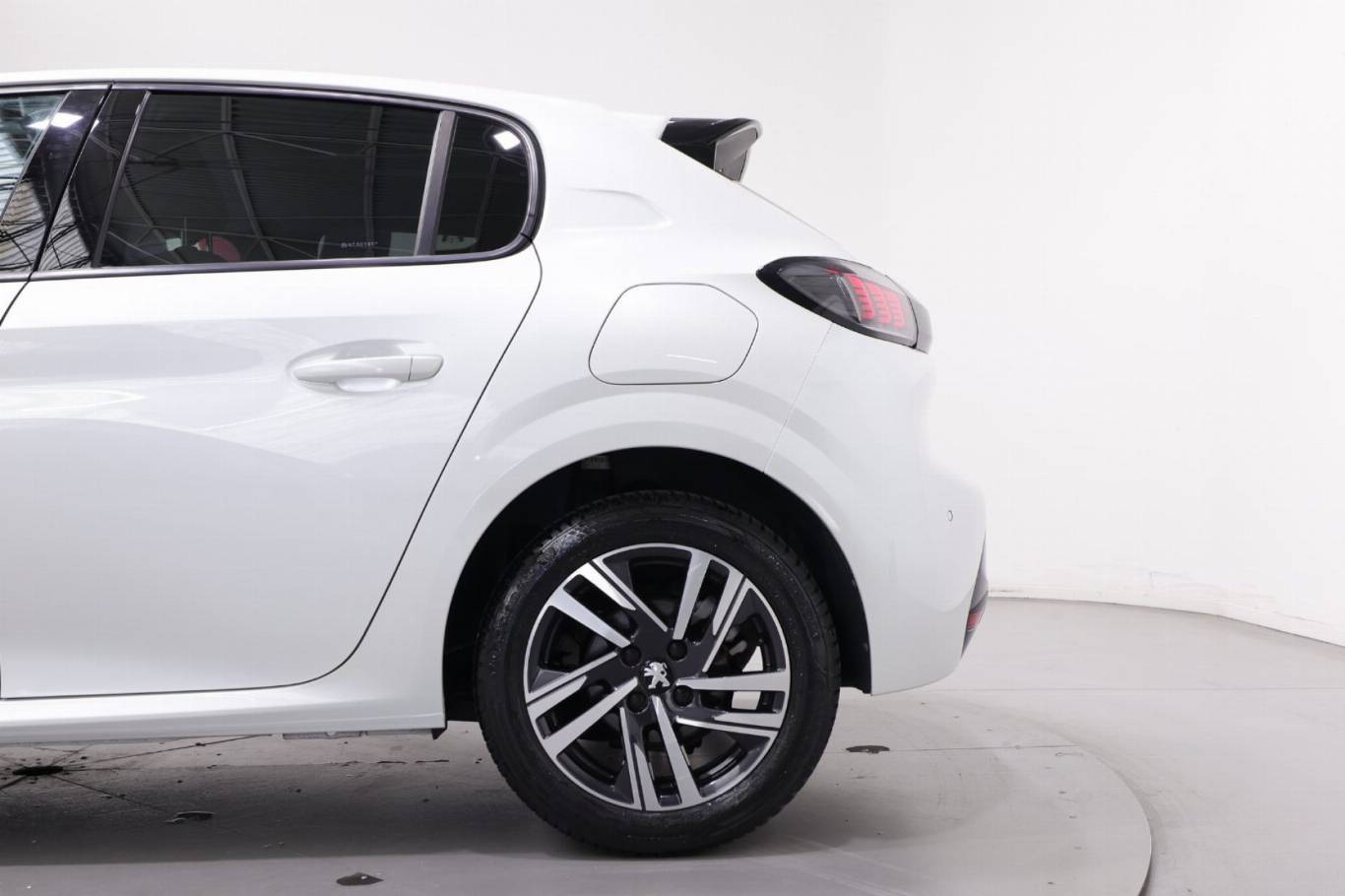 PEUGEOT 208 39
