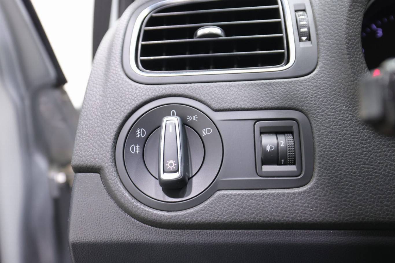 VOLKSWAGEN Polo 22