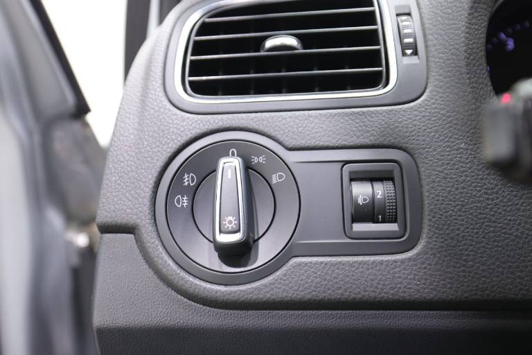 VOLKSWAGEN Polo 22