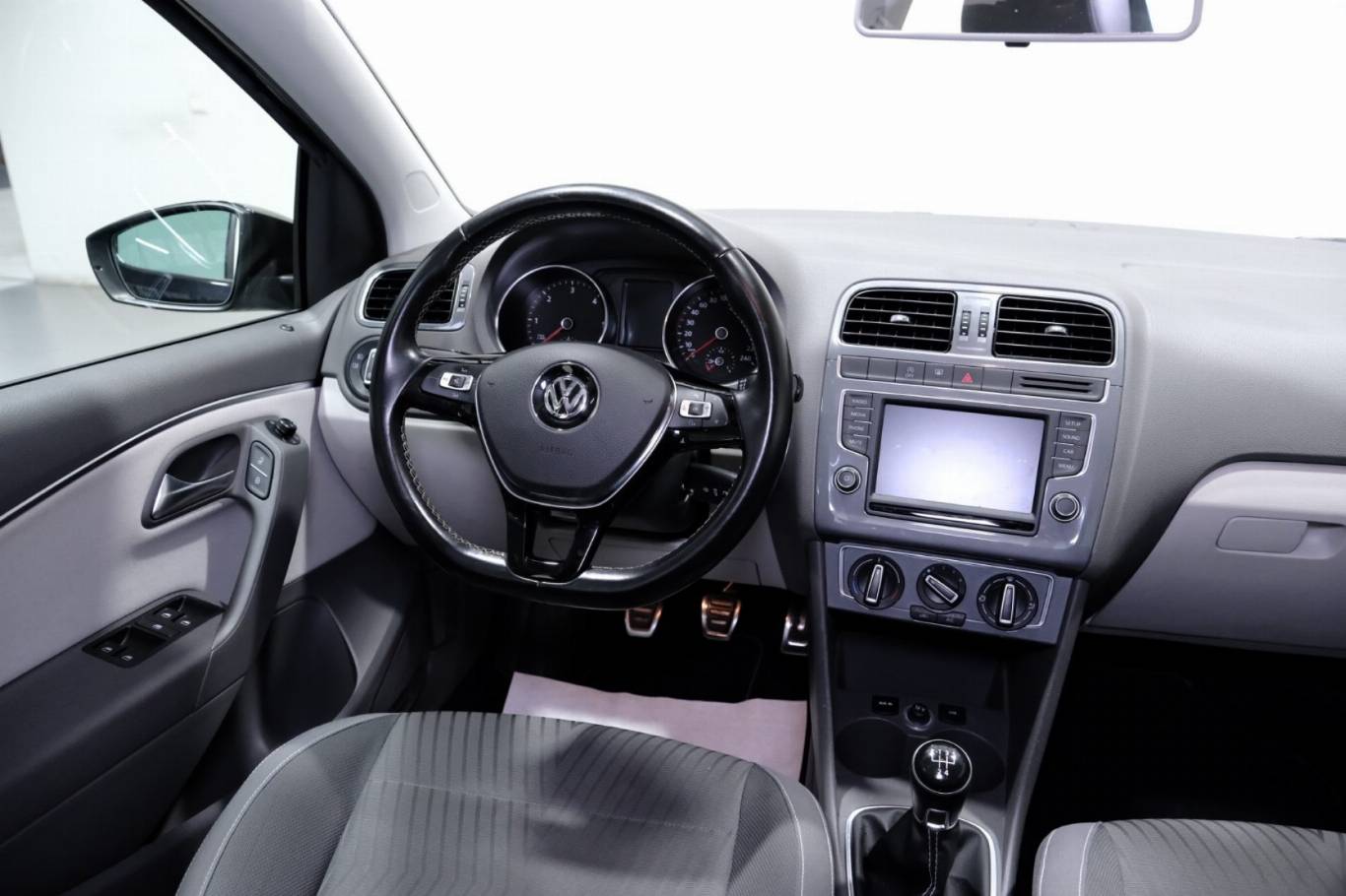 VOLKSWAGEN Polo 38