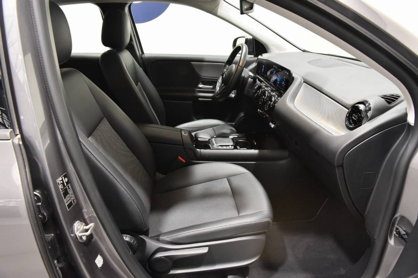 MERCEDES-BENZ GLA 180 8