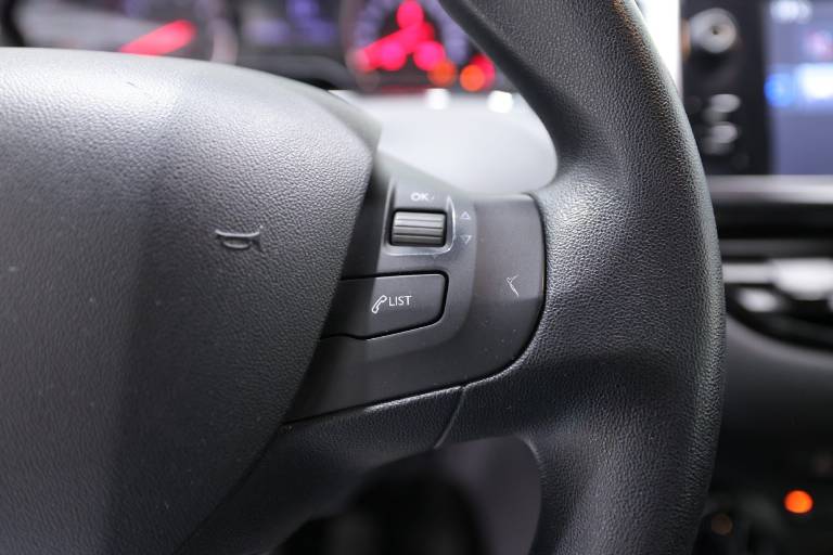 PEUGEOT 208 20