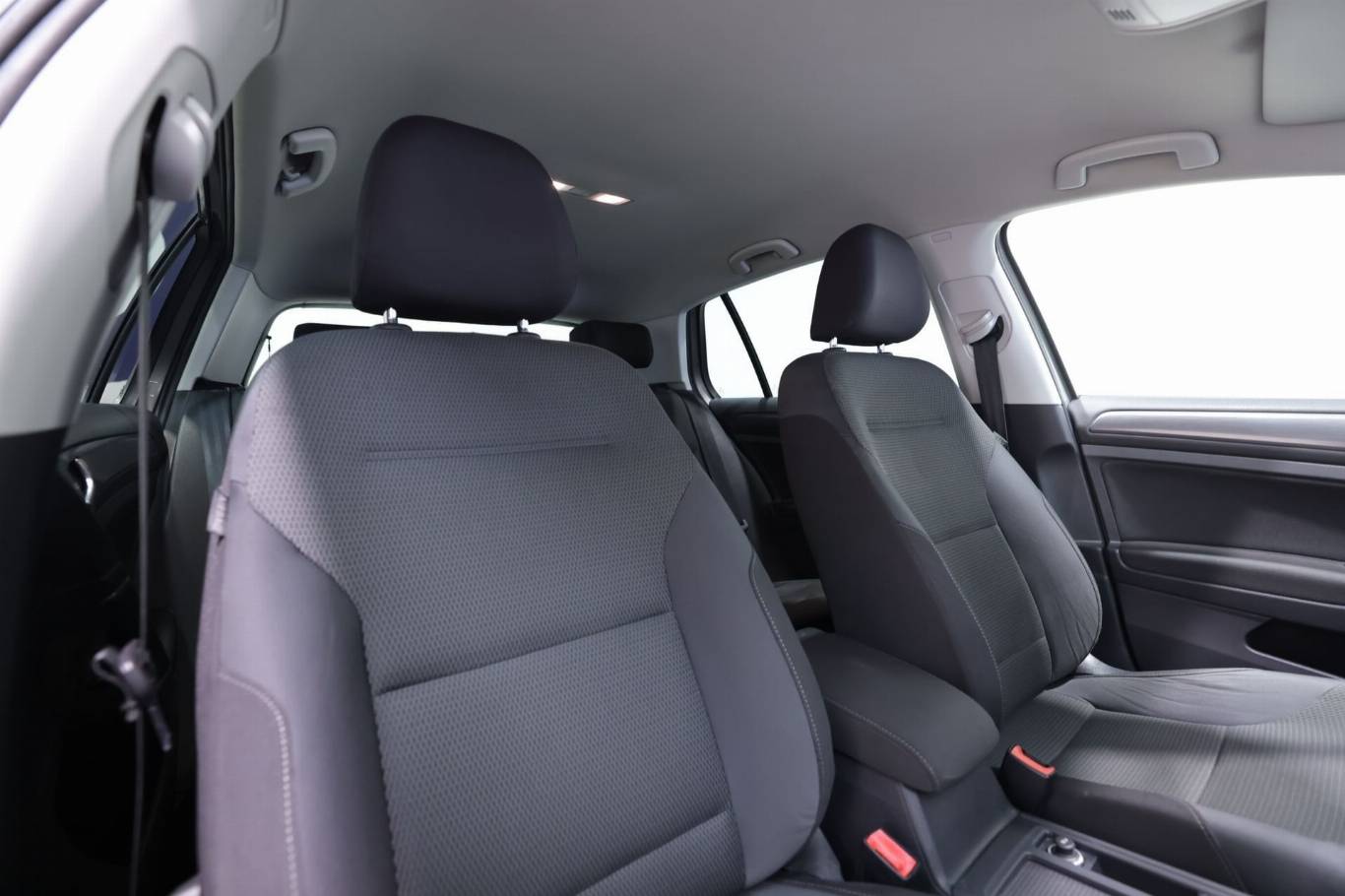VOLKSWAGEN Golf 48