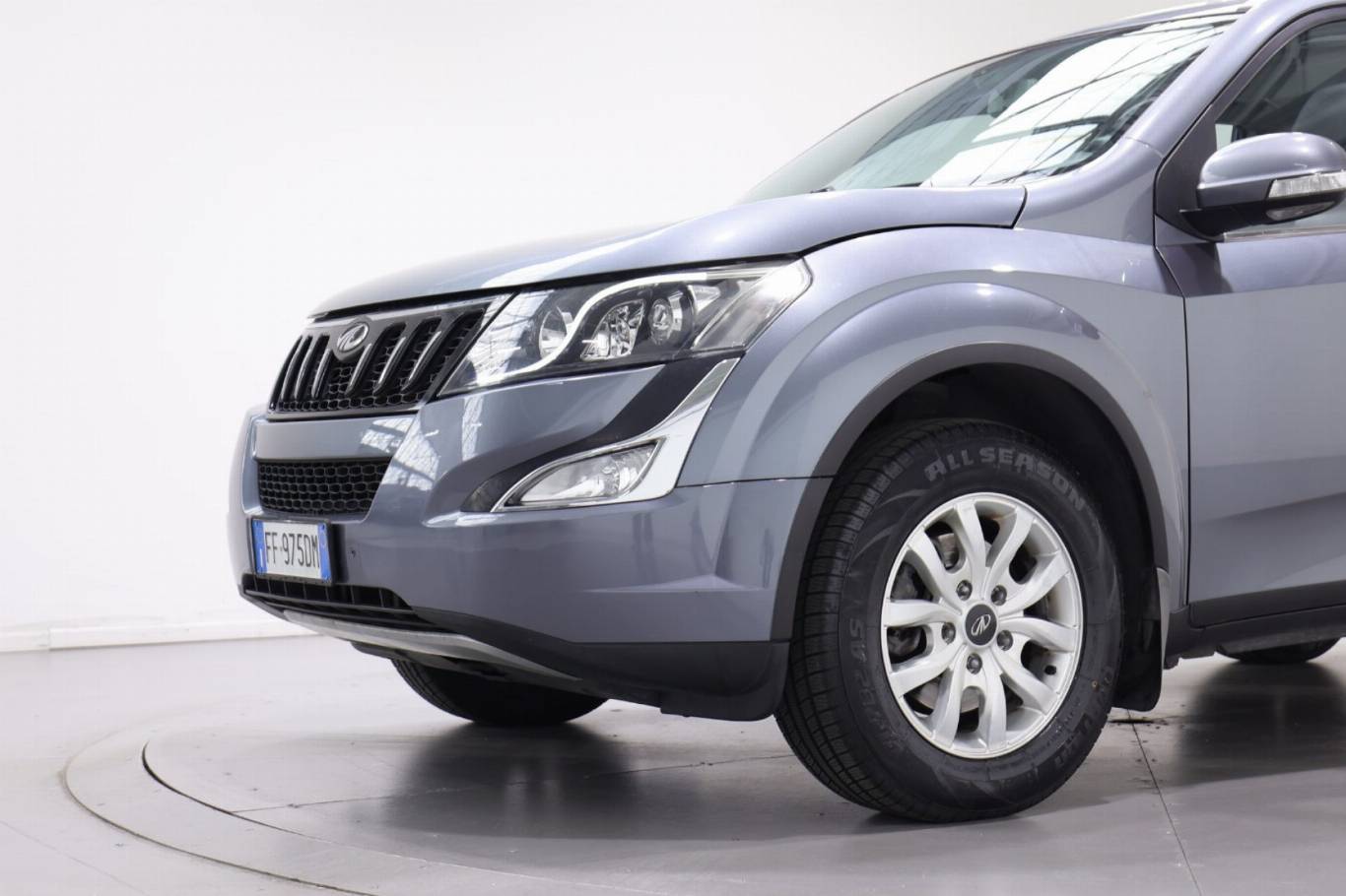 MAHINDRA XUV500 11