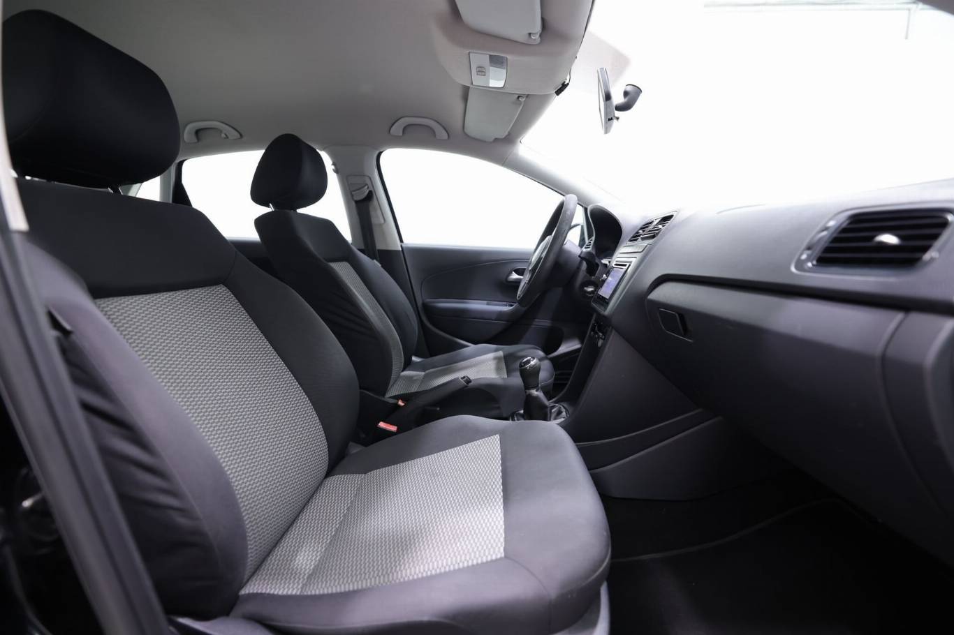 VOLKSWAGEN Polo 36