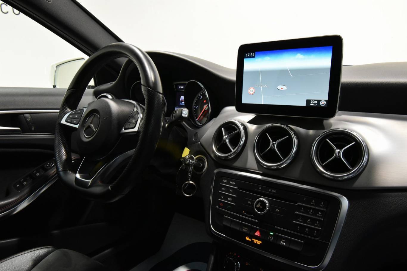MERCEDES-BENZ GLA 200 25