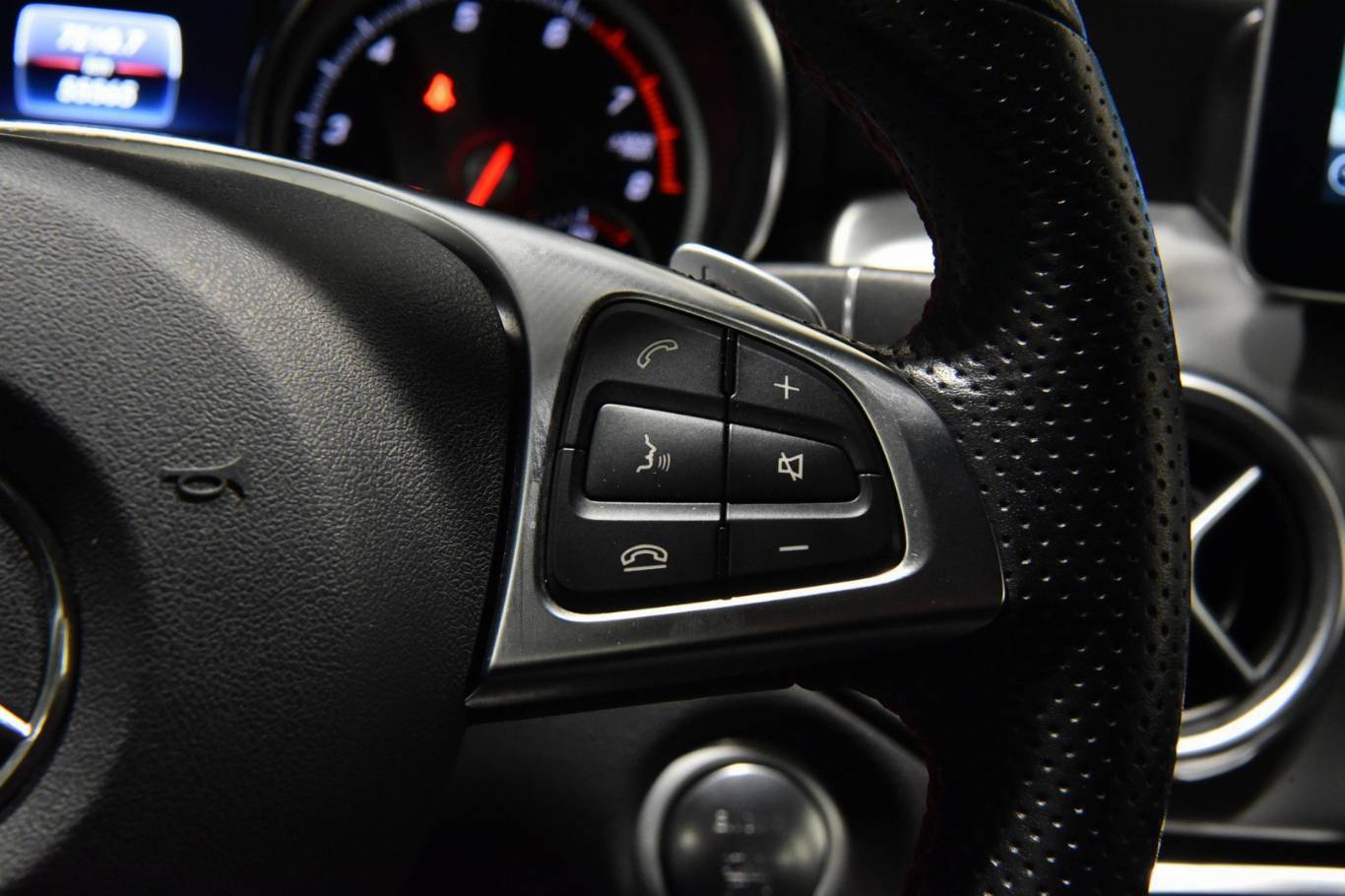 MERCEDES-BENZ GLA 180 8