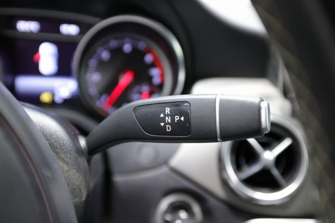 MERCEDES-BENZ GLA 200 24