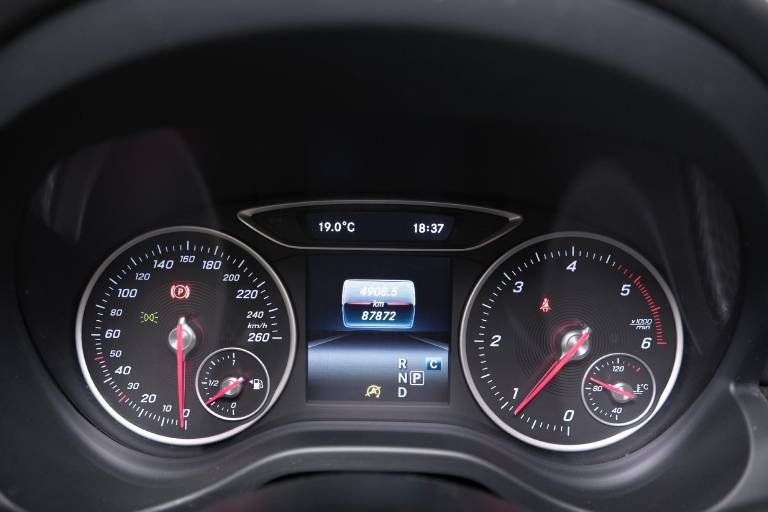 MERCEDES-BENZ A 180 8