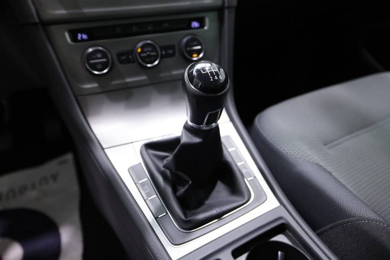 VOLKSWAGEN Golf 27