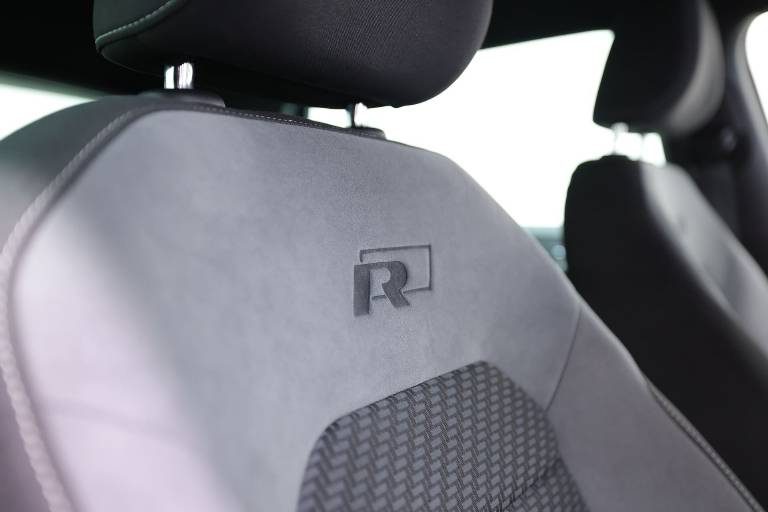 VOLKSWAGEN Golf 48