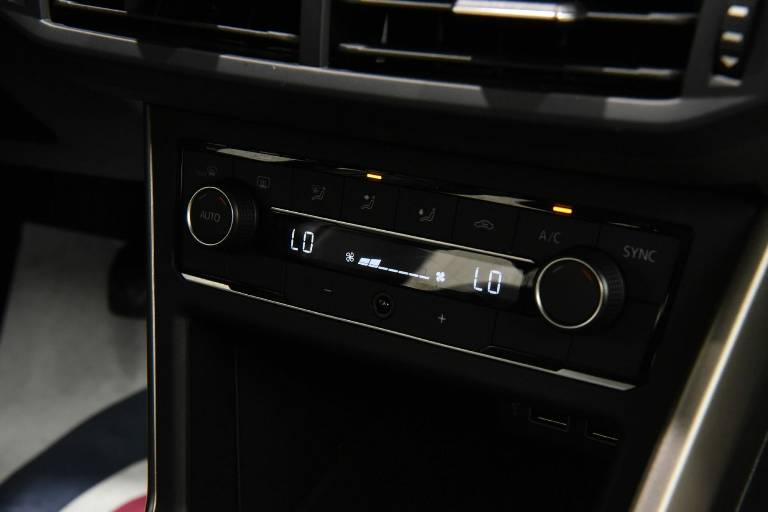 VOLKSWAGEN Polo 33