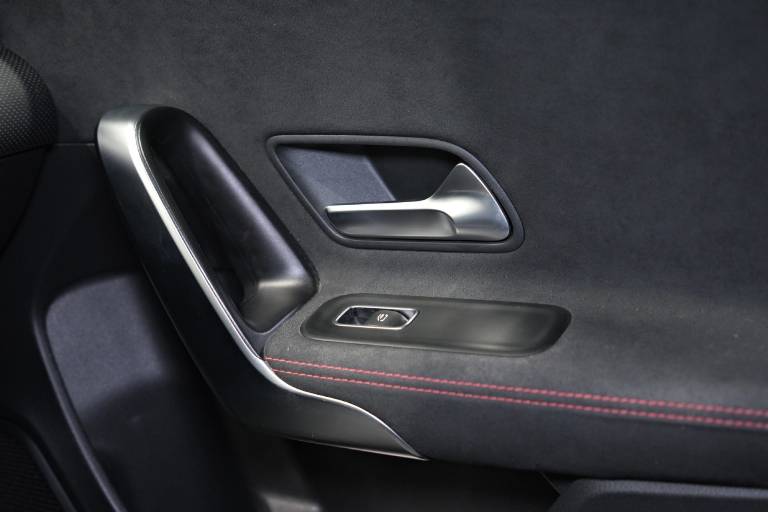 MERCEDES-BENZ A 180 38