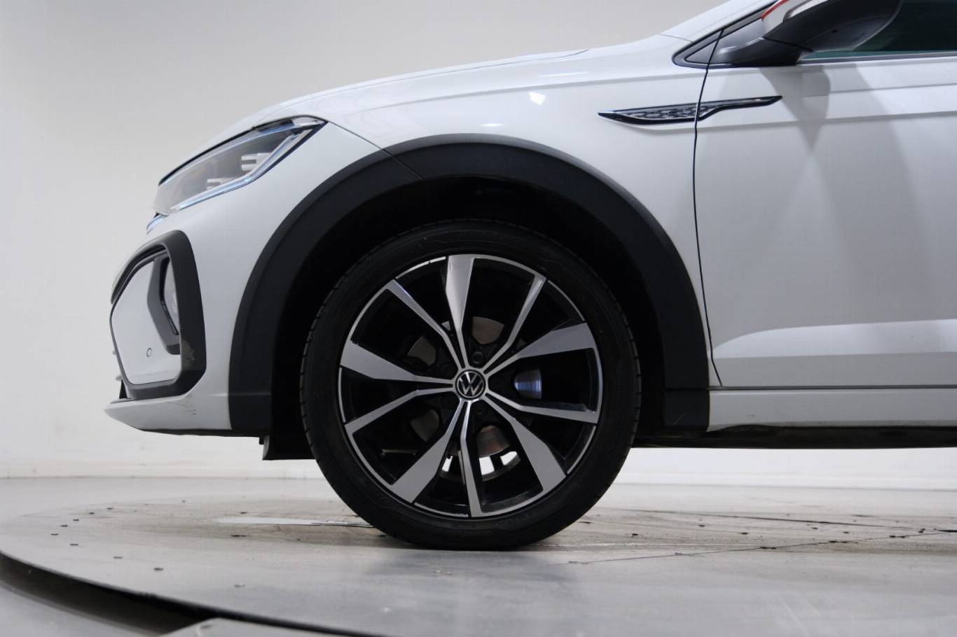 VOLKSWAGEN Taigo 19